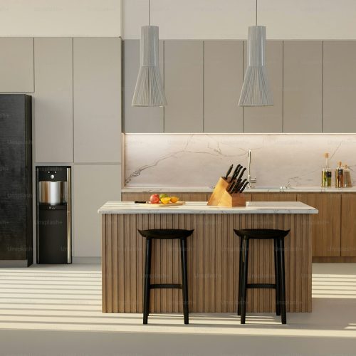 Hot 2025 kitchen trends revealed! Discover stunning smart tech, cozy earthy tones, bold backsplashes & eco-friendly must-haves.”