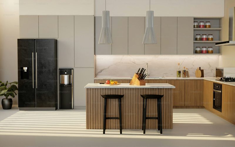 Hot 2025 kitchen trends revealed! Discover stunning smart tech, cozy earthy tones, bold backsplashes & eco-friendly must-haves.”